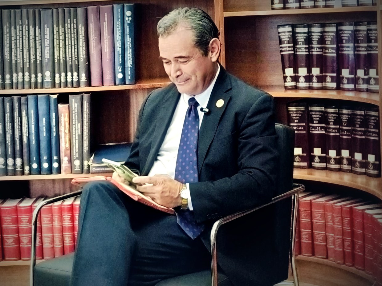 El Dr. Eduardo Pérez Alonso, Director Académico de EPA PRAXIS, en una biblioteca jurídica.